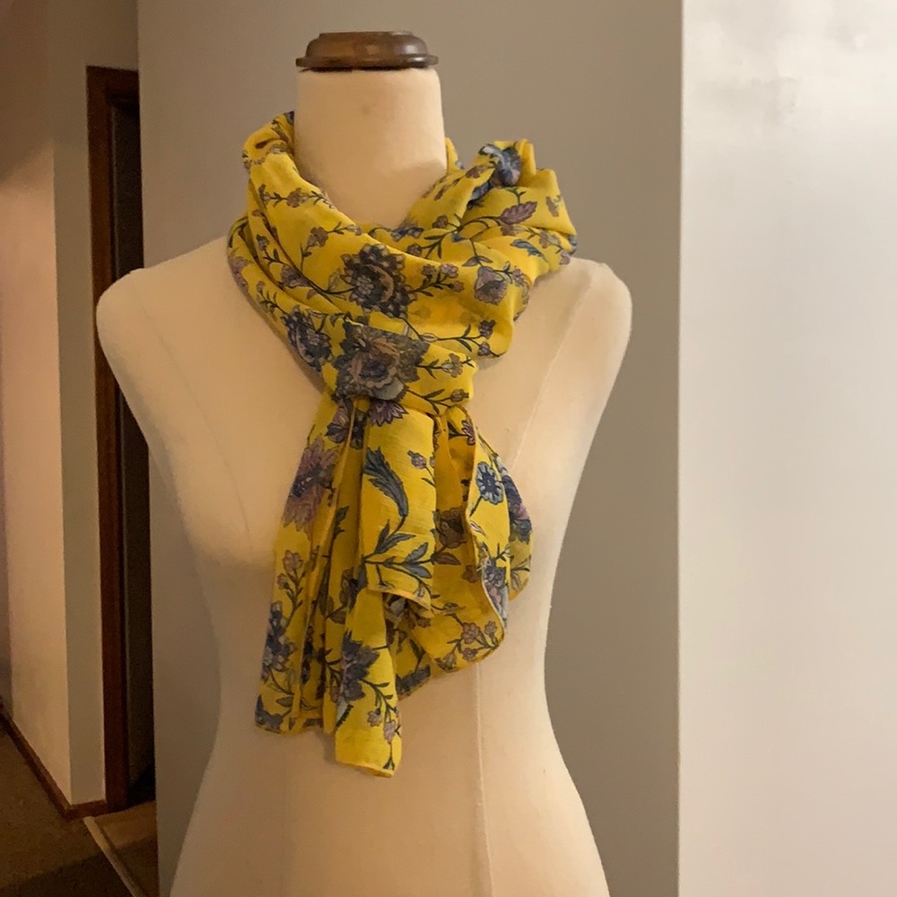 New short floral scarf - Picture 2 of 3